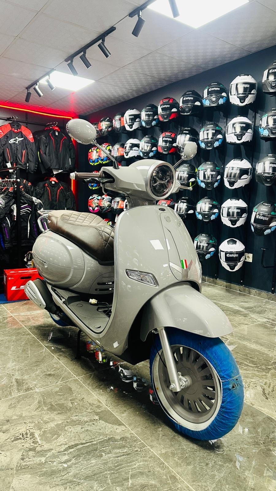 Gri Scooter